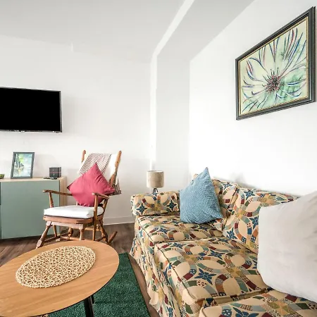 Elegant In With Patio Near Town Centre Apartament