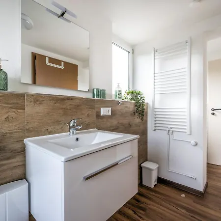 Elegant In With Patio Near Town Centre