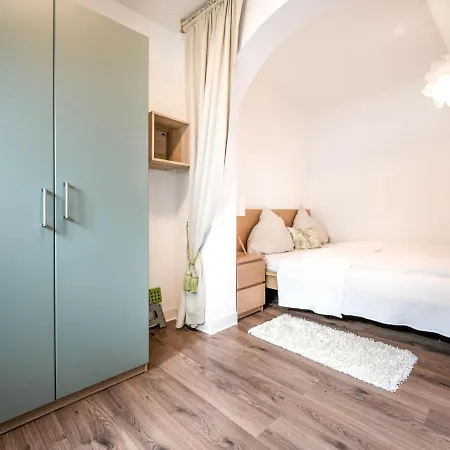 Apartament Elegant In With Patio Near Town Centre