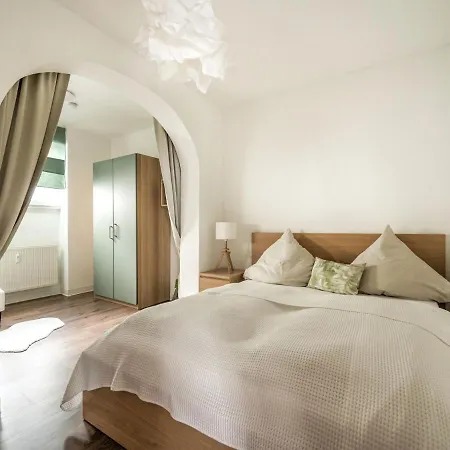 Elegant In With Patio Near Town Centre Apartament *