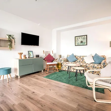 Elegant In With Patio Near Town Centre Apartament